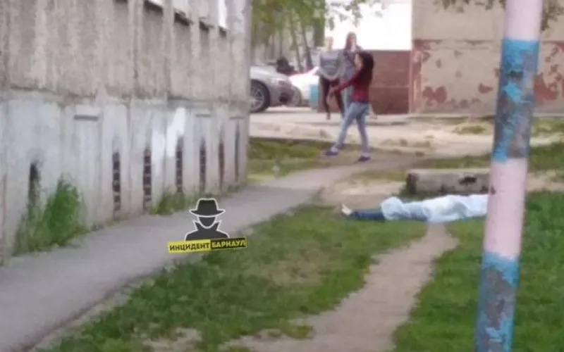 Очевидцы: женщина выпала из окна в Барнауле 