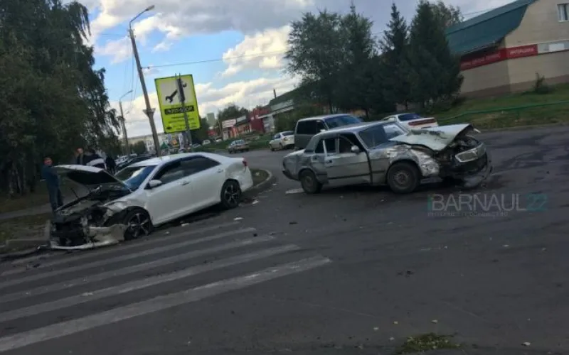 Серьезная авария произошла на перекрестке в Барнауле