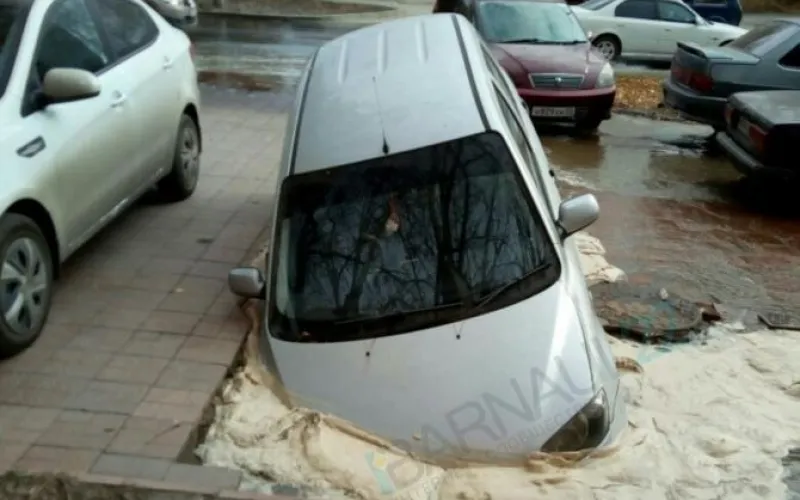 Автомобиль утонул в центре Барнаула