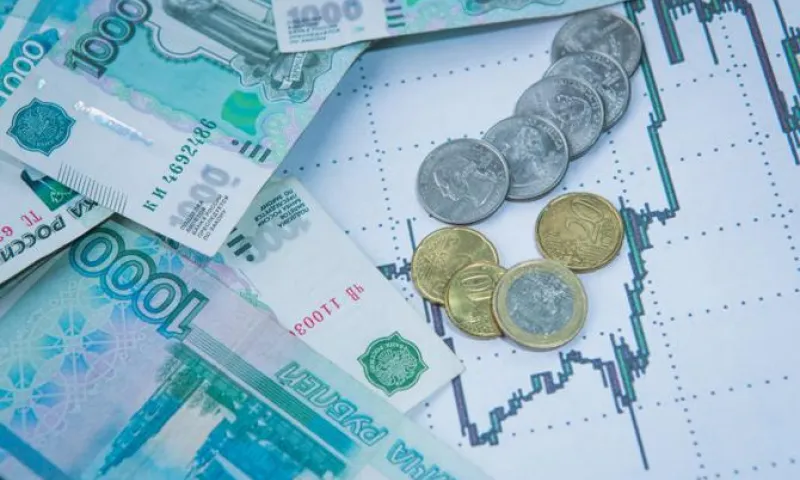 Курс рубля вырос по отношению к доллару и евро в России