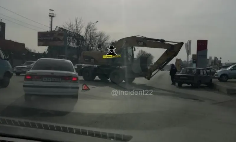 Видео: ДТП с участием экскаватора произошло в Барнауле