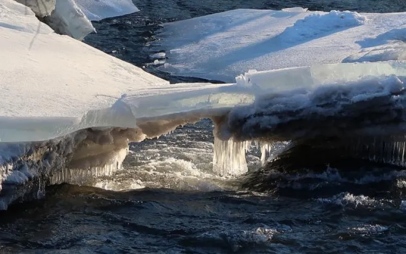 Опасно для жизни: как обезопасить себя и своего ребёнка при выходе на лёд?
