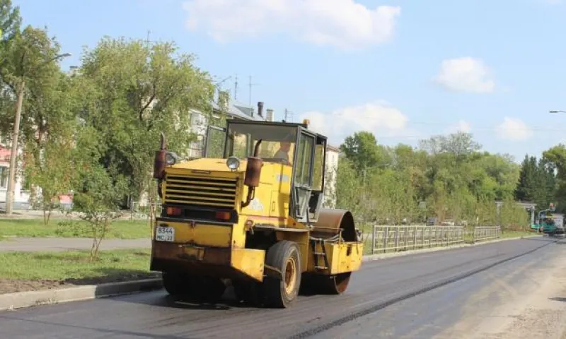 Укладку верхнего слоя асфальта завершают на улице Профинтерна в Барнауле