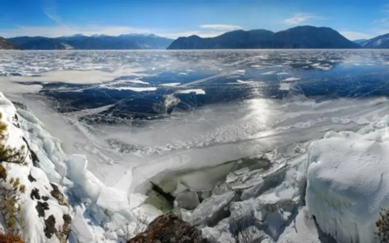 Телецкое озеро из-за морозов затягивается льдом