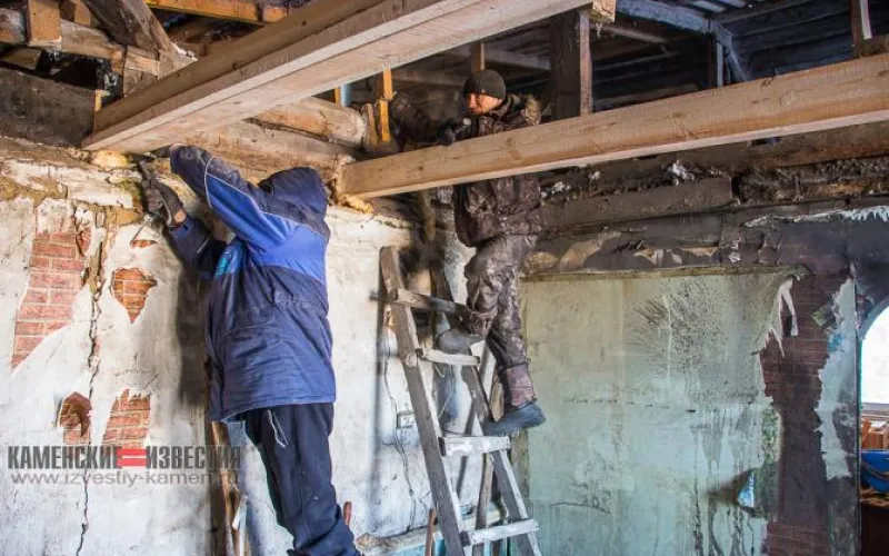 Дом, пострадавший от взрыва отопительного котла, восстанавливают в Камне-на-Оби