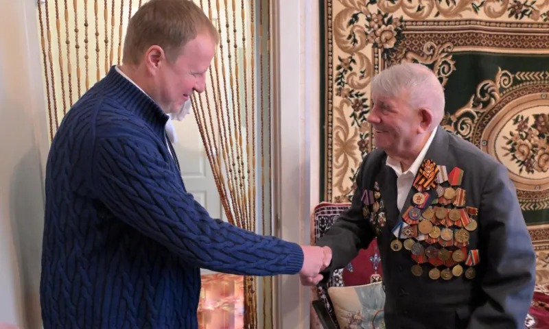Юбилейную медаль вручил Виктор Томенко ветерану из Барнаула