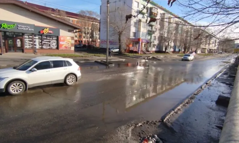 Дождевую воду откачивают с дорог в Бийске