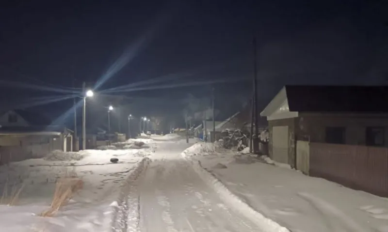 Уличное освещение провели в бийском поселке после обращения к губернатору