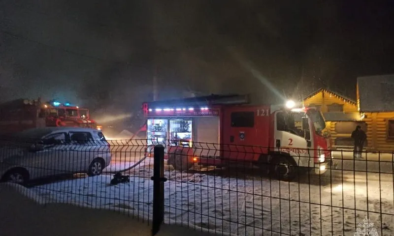 Банный комплекс загорелся в Барнауле