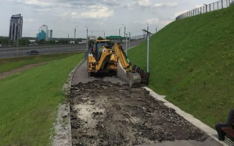 Просадку грунта устраняют в Нагорном парке Барнаула