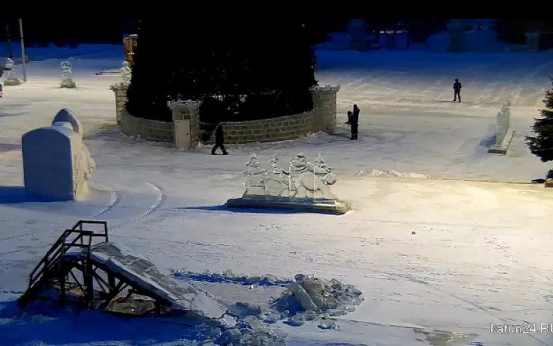 Веб-камеры К24: рабочие начали демонтаж снежного городка в Барнауле 