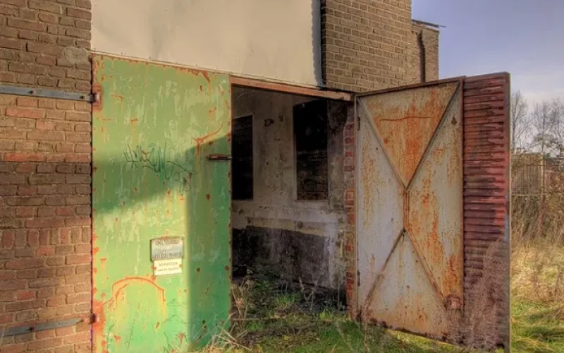 Тело 15-летнего мальчика нашли в заброшенном гараже в Барнауле