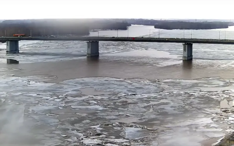 Веб-камеры К24: Обь выталкивает лед на берег