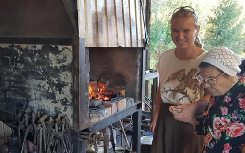 Знаменитая путешественница баба Лена попробовала кузнечное дело в Белокурихе