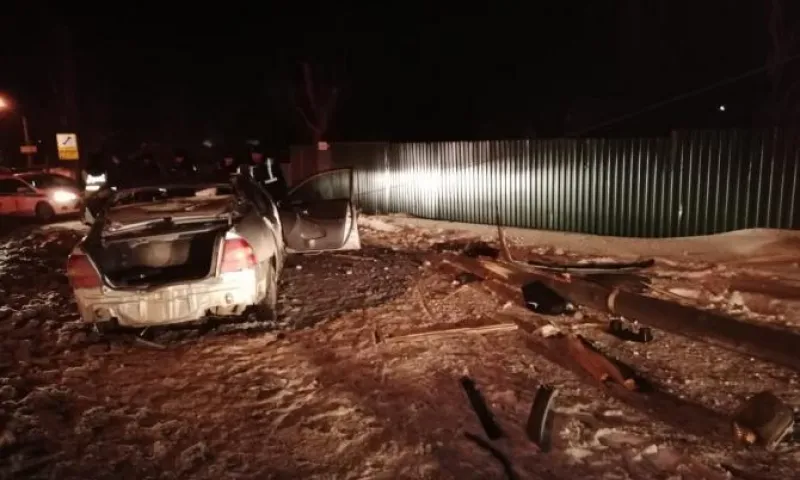 Фото: иномарка врезалась в электроопору и перевернулась в Барнауле