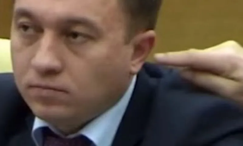 «Ничто меня от работы отвлечь не может»: депутат Госдумы, которому засунули палец в ухо, прокомментировал произошедшее