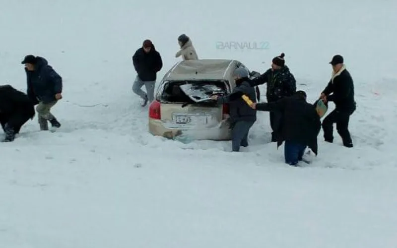 Машина слетела с трассы в Алтайском крае 