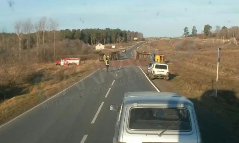 КамАЗ опрокинулся набок после ДТП в Алтайском крае