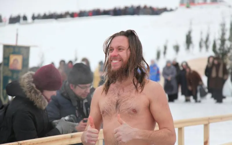 Жители Барнаула массово окунаются в купель на речном вокзале