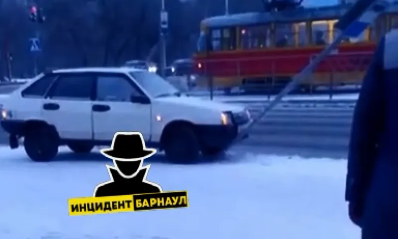 Автомобиль сбил дорожный знак на остановке в Барнауле