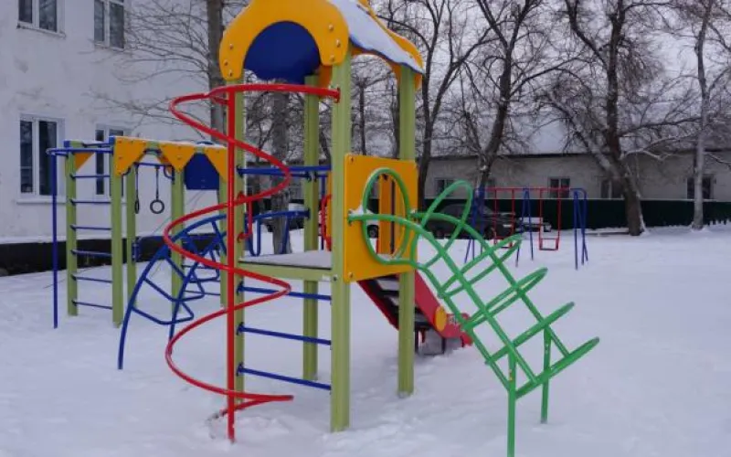 Новую спортивную площадку установили в рабочем посёлке Алтайского края 