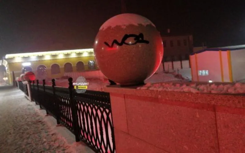 Реконструированный мост на Старом базаре не даёт покоя вандалам