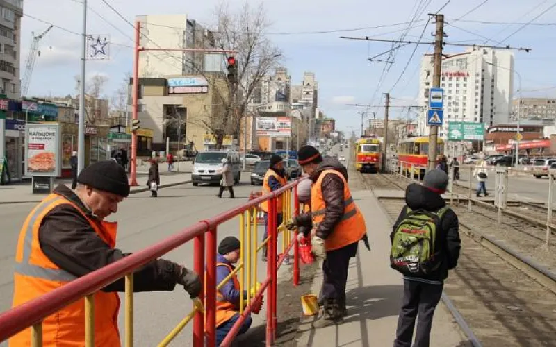 Почти полкилометра ограждений трамвайных путей помоют и покрасят в Барнауле