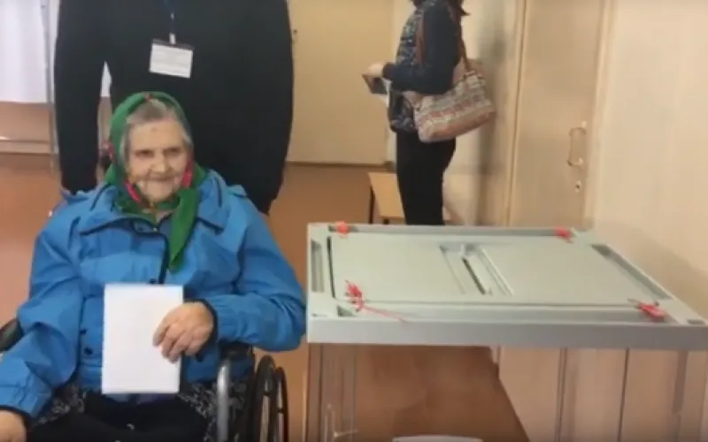 Пожилым людям на избирательных участках Барнаула помогают волонтёры