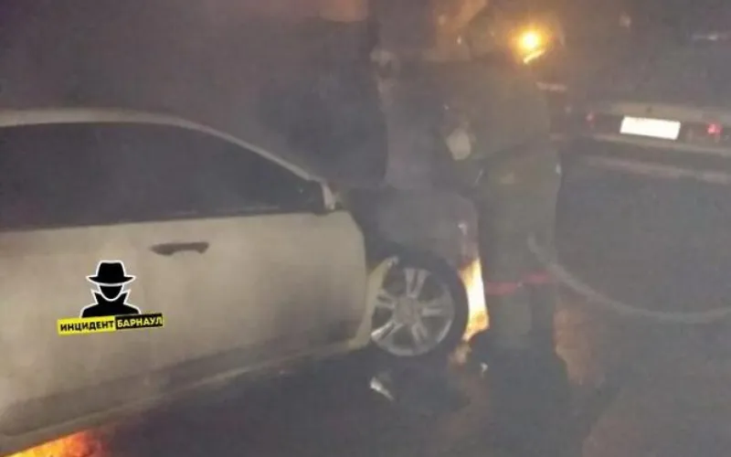 Автомобиль сгорел во дворе дома в Барнауле