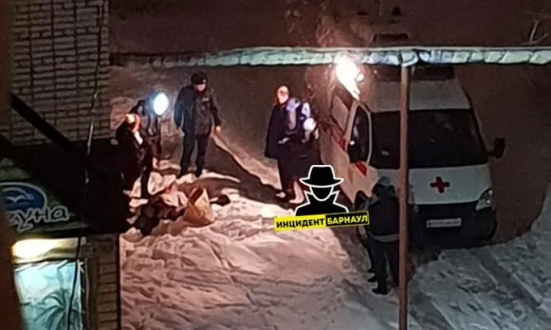 Соцсети: мужчину выкинули из окна многоэтажки в Барнауле