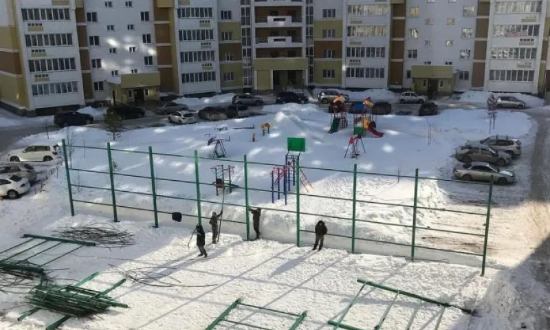 Спортивную площадку снесли из-за заявления жительницы дома в Барнауле