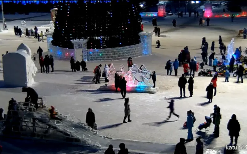 Барнаульцы наслаждаются главным снежным городком края последнюю неделю 