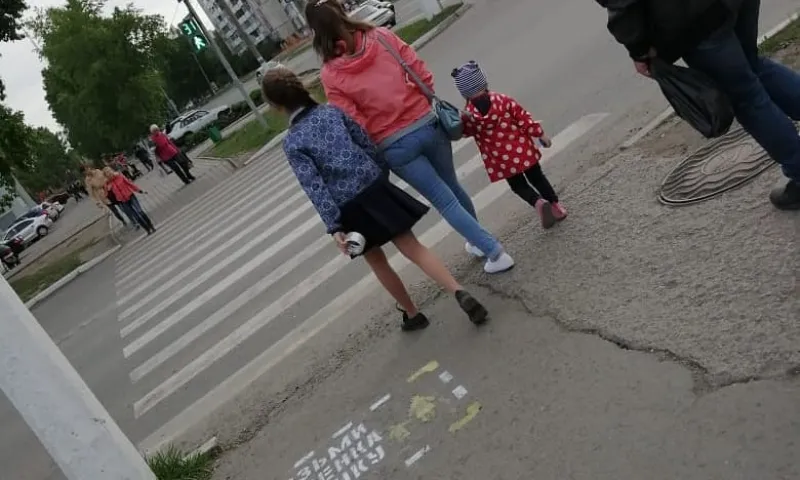 «Возьми ребёнка за руку»: необычные надписи появились в Заринске