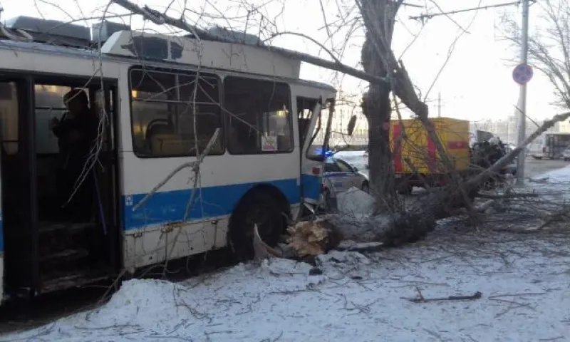 Шестеро пассажиров троллейбуса пострадали в ДТП в Барнауле