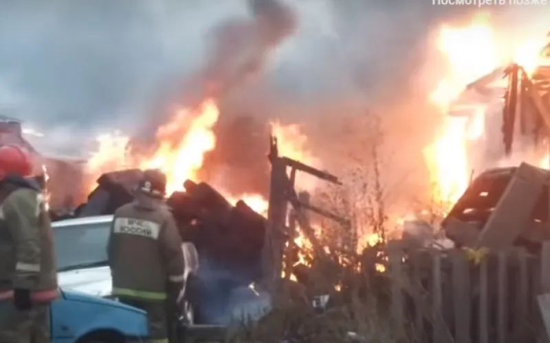 Жилой дом сгорел в Новоалтайске из-за сильного ветра