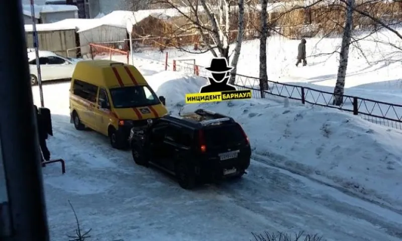 Фото: ДТП с участием автомобиля медпомощи произошло в Барнауле