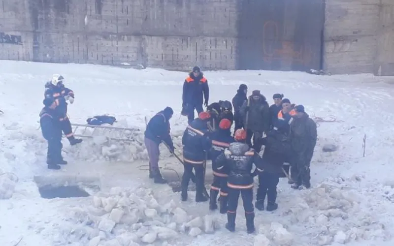 Спасатели ведут поиски ребёнка, который провалился под лёд в Барнауле 