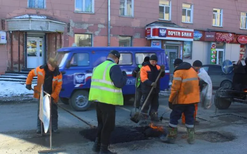 Специалисты приступили к ремонту дорог в Барнауле 