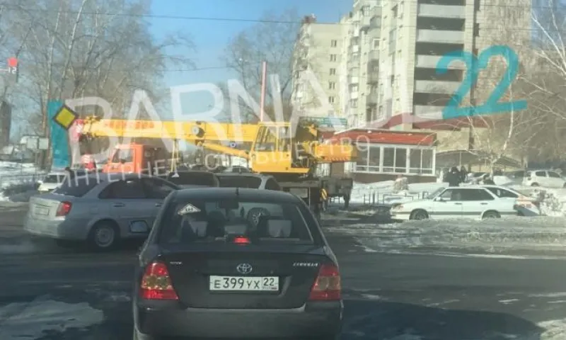 Фото: ВАЗ врезался в автокран в Барнауле