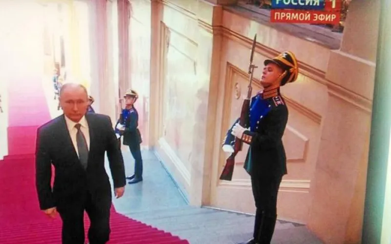 Алтайский военнослужащий попал в объективы телекамер во время инаугурации президента