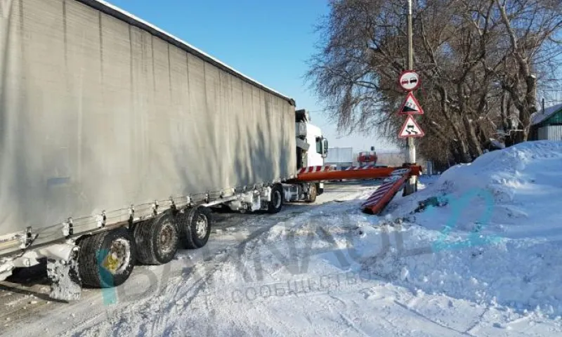 Фура снова сбила ограничитель высоты на Старом мосту в Барнауле