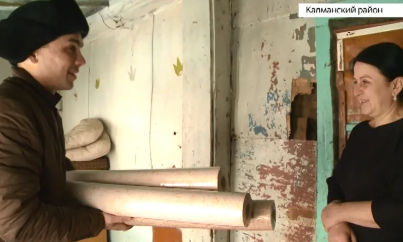 «Могу помочь»: руководитель Алтайского краевого благотворительного фонда «Рука помощи» подарил обои многодетной маме из Шадрино