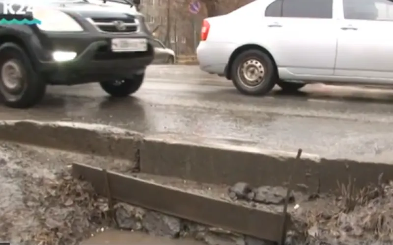 Улицу Ядринцева топит в Барнауле 