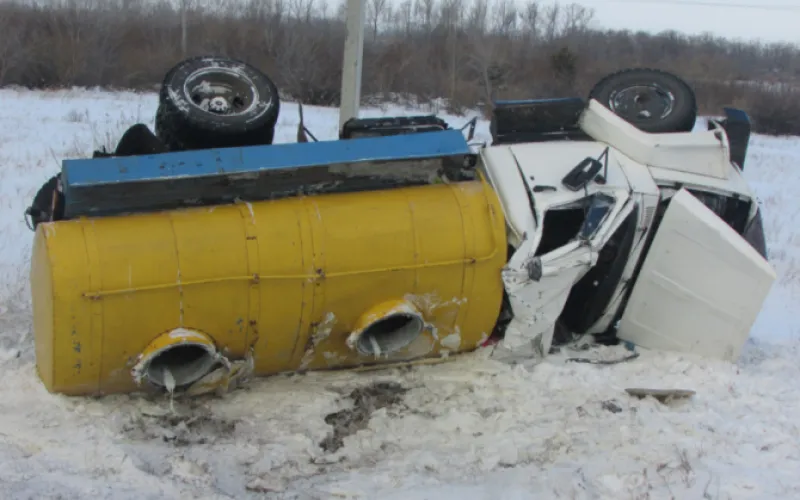 Почти 2 тонны молока вылилось на дорогу в Алтайском крае