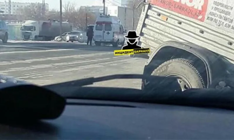 Водитель скорой сбил человека в Барнауле