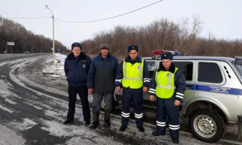 Сотрудники Госавтоинспекции помогли водителю, съехавшему в кювет на алтайской трассе