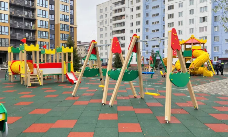 В барнаульском посёлке Южный появилась детская площадка за 8 миллионов рублей