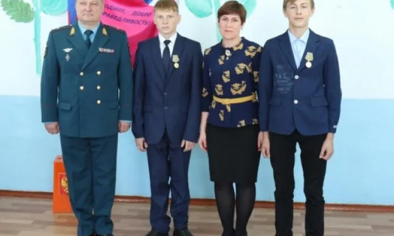 Школьников из Алтайского края, спасших тонущего одноклассника, наградили медалями МЧС России