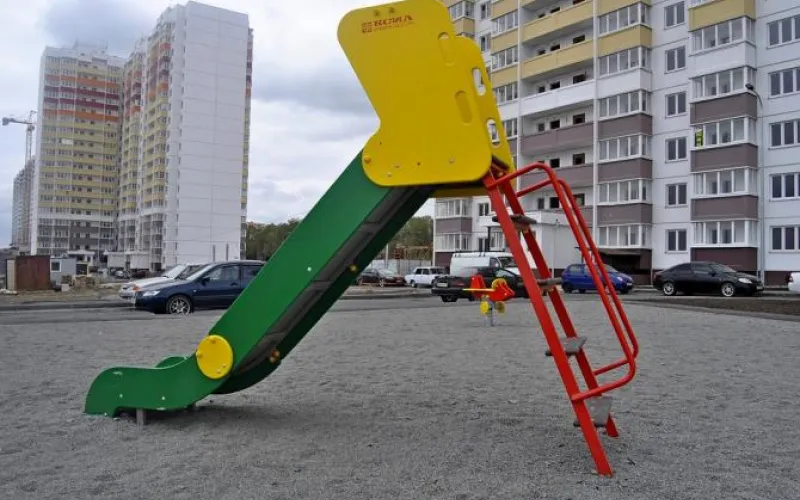 Ребёнок получил травму позвоночника, скатившись с горки в Бийске