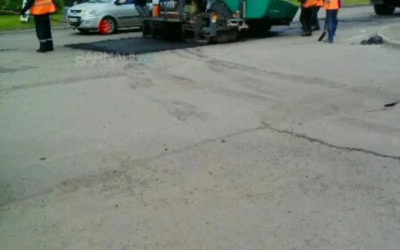 Дорожники укладывают асфальт на Лазурной 